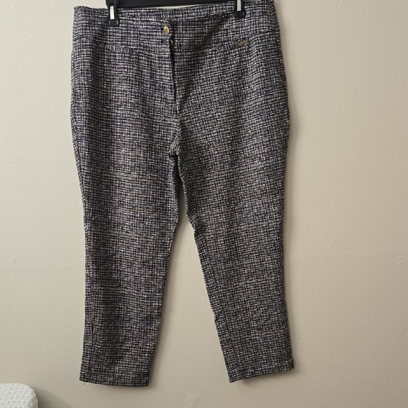 Anne Klein Black and White Textured Capris - Picture 3 of 10